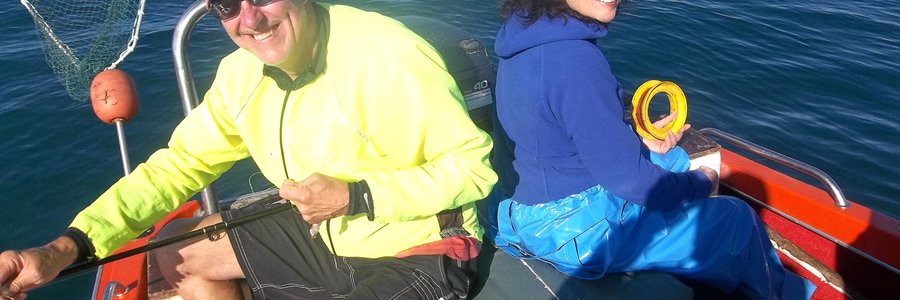  Johan en Tersia Coetzee wat saam see toe was  -- so moet mens mos glimlag as die dag lekker verloop!  Die vis was daardie dag ongelukkig aan die skaars kant.